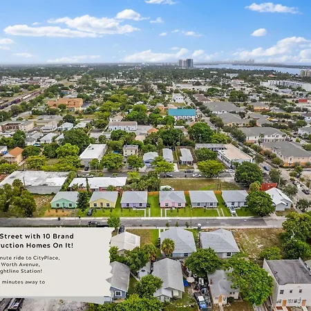 Contemporary 3-Bed,2-Bath Home, Downtown Wpb!